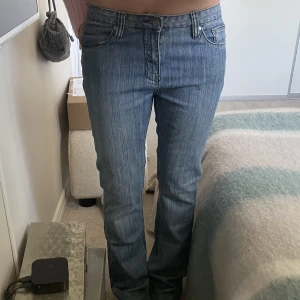 Low waist jeans  - Supersnygga lågmidjade jeans i en fin blå färg. Långa på mig som är runt 170 och superfina i sommar ! 💗