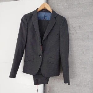 Nytt kavaj set nypris 2300kr - Nytt kavaj set nypris 2300kr har i grått & svart 650 kr endast per set. Passar mig som är en S står 32 men stl stämmer inte  