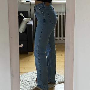 Jeans från weekday i modellen ”Rowe”.