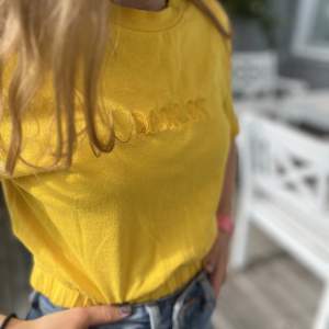 Jättesöt gul Darlin’ tröja från H&M! Kostar i nypris 134 kr, men säljs inte i Sverige längre. Storlek xs💗