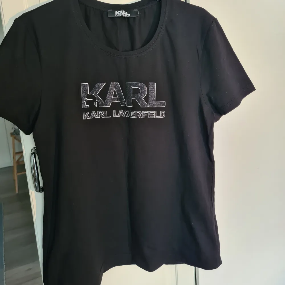 Ny oanvänd t-shirt iconic Karl Lagerfeld . T-shirts.