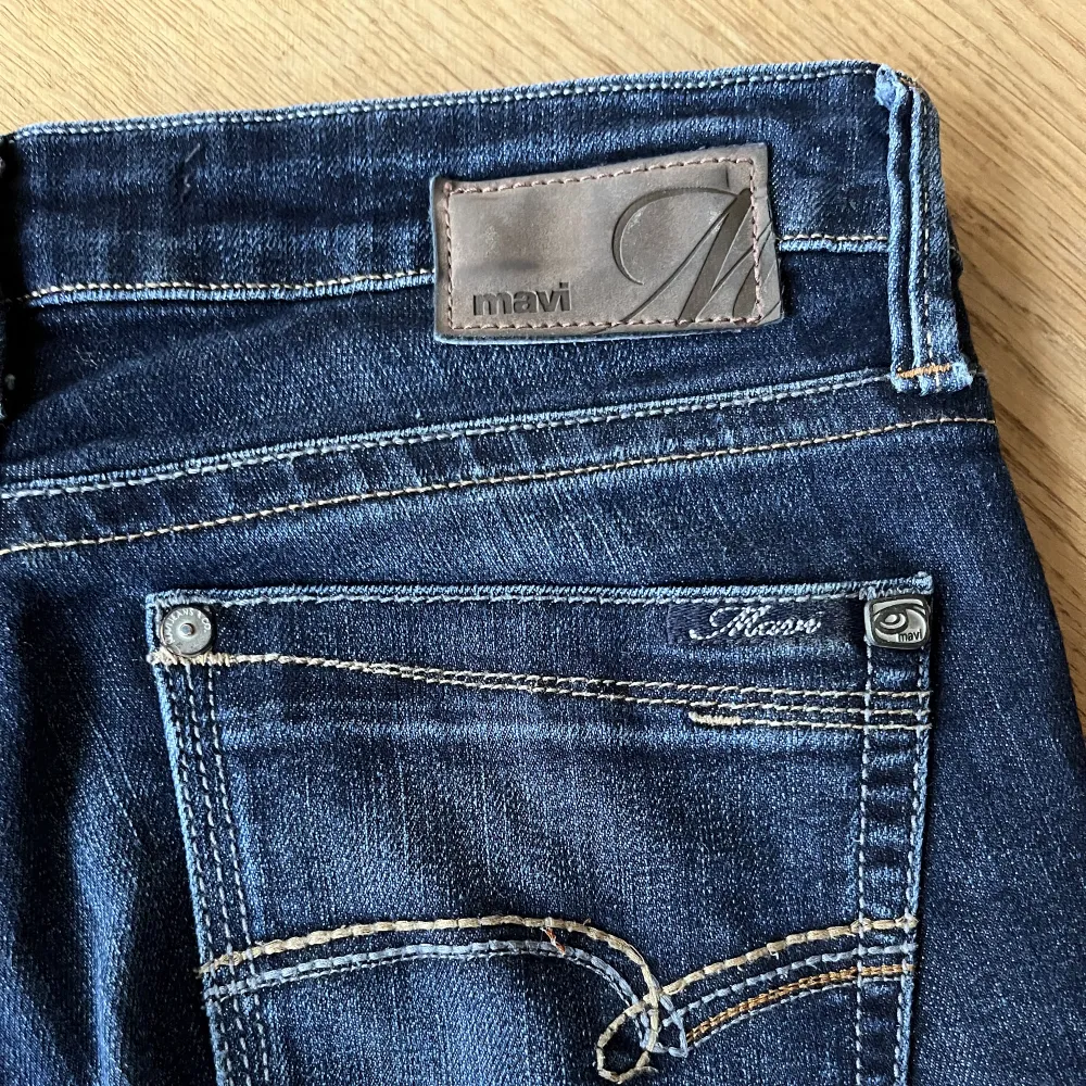 Jag säljer dessa blåa lågmidjade/midwaist jeans. De är från Mavi och jag säljer de för att jag har vuxit ur dom. De är i storlek 25/30. De är helt slutsålda och jag kan diskutera pris! De är smarsamt använda.. Jeans & Byxor.