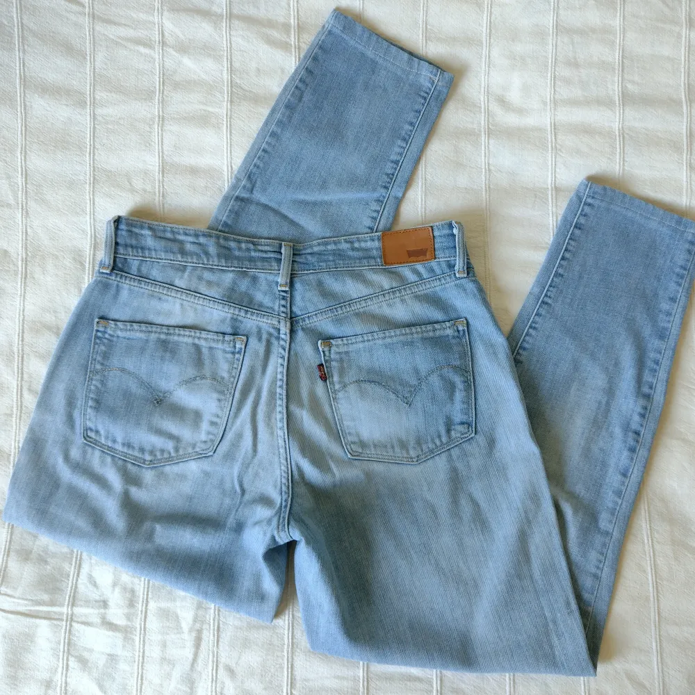Levis High Rise Skinny (tycker att de är mer som mom jeans - ganska breda över låren & avsmalnade). Mjuka sköna med stretch (98% bomull 2% elastan). Avtagna på längden - innerbenslängd 70 cm. Lite slitna på fållen mellan benen & sömmen på fickorna+lappen.. Jeans & Byxor.