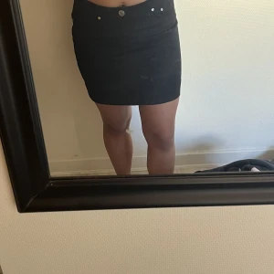 Svart kjol  - Använt två gånger 