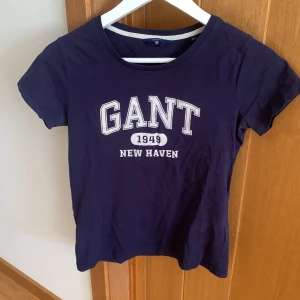 T-shirt  - En gant-t-shirt med vitt tryck i strl xs🌼