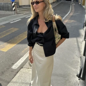 Djerf Avenue breezy shirt    - Säljer min helt oanvända svarta breezy shirt från Djerf Avenue i storlek M. Nypris 1099kr! 