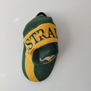 Australien keps  - Fräsch keps med "Australia" på. Köpt secondhand. Går att justera, men passar mig som har "stort huvud ". 🌼