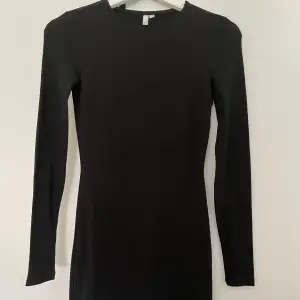 En basic svart klänning som passar med allt, använd ett par gånger. Slutsåld på hemsidan.