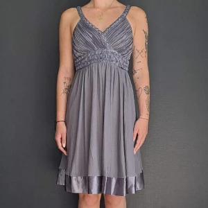 Vila Klänning - Storlek 38, som ny använd en gång.   Ordinarie pris 800kr, priset kan diskuteras 