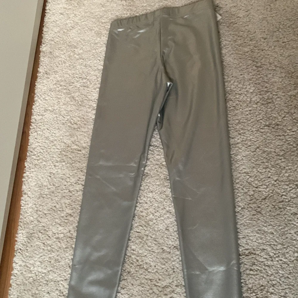 Jättecoola silvriga tights i storlek 158/164. Helt oanvända, lappen kvar. Originalpriset var 130, säljer för 60. Hör av dig om du är intresserad eller har frågor!. Farkut & Housut.