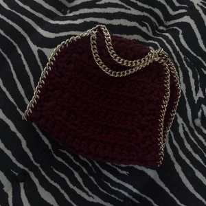 Vinröd väska med guldkedja - Stella McCartney liknande väska från stazzi remake❤️‍🔥❤️‍🔥💗det är den minsta modellen som är perfekt till vardags💗den är i nyskick🩵