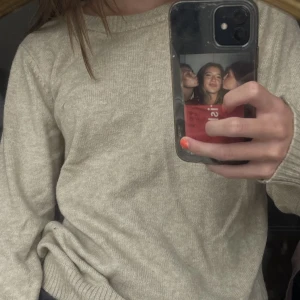 Beige stickad  - En beige stickad tröja från Vila. Super söt men som skulle komma till användning på någon annan💓🙌🫶🏼