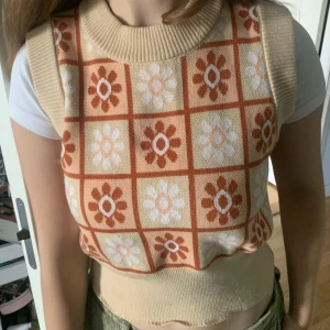 Blommig väst - Blommig väst från Asos som är i väldigt bra skick, stretchig och så söt till sommaren<3