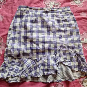 Rutig kjol med volangdetaljer🌸asymmetrisk skuren med insydd underkjol💕nyskick från NA-KD, köpt online för ett par månader sedan. Endast provad❤️storlek 40 men väldigt liten i storleken, passar mer som en 38. Jättesöt men har tyvärr inte använts❤️