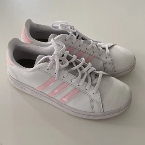 Adidas skor - Vita och rosa adidas skor i storlek 39. Nästan aldrig använda. Skriv för fler frågor💕