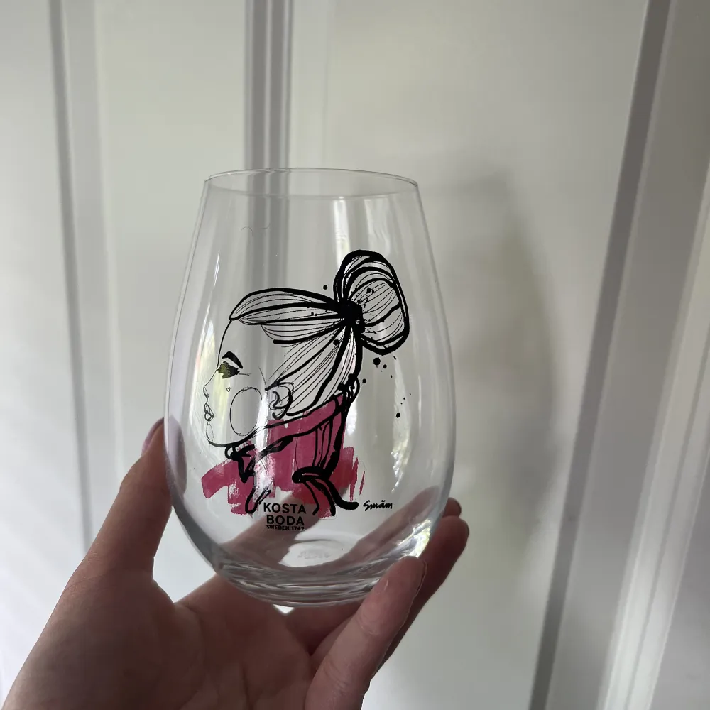 Säljer mina så fina och oanvända dricksglas från Kosta Boda i serien all about you. 🥂Kommer i 57cl och är 2-pack. Köpta för 499kr. Accessoarer.