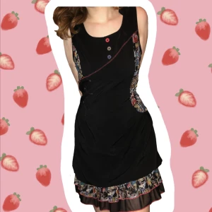 Klänning - Klänningen är i storlek 46 Jag har storlek M och den är inte för stor, men inte heller tajt. Några lösa trådar vid sömmen längst ner. Skriv om du frågor om passform/annat!