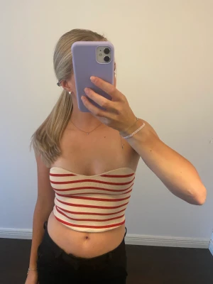 Randig topp  - Randig korset likande randig topp ifrån Zara i storlek S