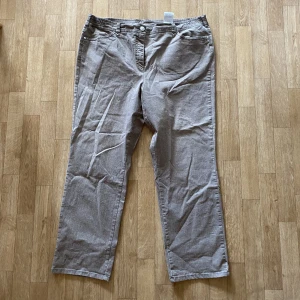 Beiga byxor/jeans - Beiga byxor/jeans. Köpt secondhand, aldrig använt av mig. Storlek vet jag ej, men passar  mig som har 36/34
