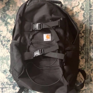 carhartt ryggsäck  - Carhartt WIP ryggsäck, modellen heter kickflip. använd några få gånger så det är relativt nytt skick. Normal vuxenstorlek med flera fack. Nypris runt 1000, kan skicka fler bilder och detaljer vid intresse. Priset går att diskuteras 