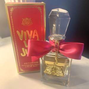 Fräsch & söt parfym från Juicy Couture. Använd enstaka gånger. Nästintill full! 🧖‍♀️🪴