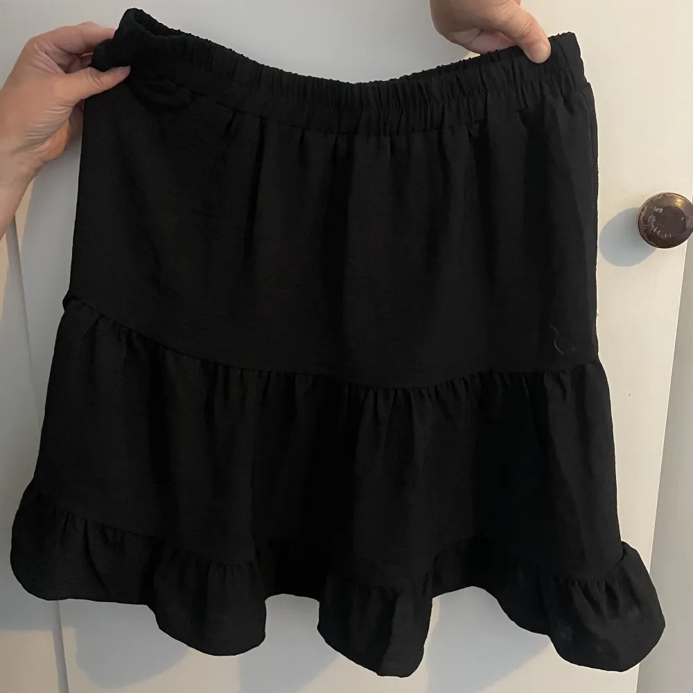 Säljer denna svarta kjol i storlek XL men den är liten i storleken. Skulle uppskatta den som M/L.. Kjolar.