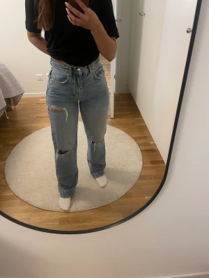 Jeansbyxa med hål - Jeansbyxor från Ginatricot som jag antar inte säljs längre. Använda ett par gånger. 