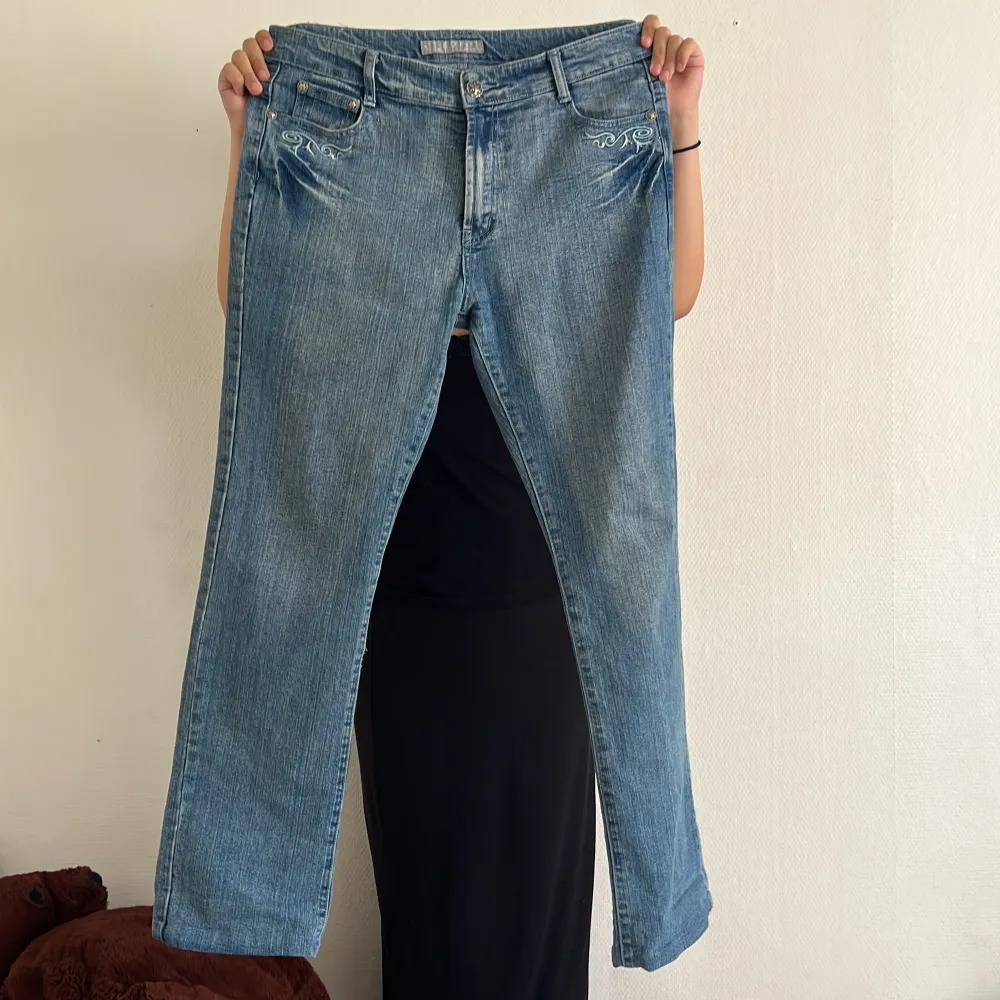 Snygga jeans med fina broderi och rinestones. Alla knappar har blomdetaljer. Dem är thriftade :) Okänt märke  44cm midja 77cm längd från inseam . Jeans & Byxor.