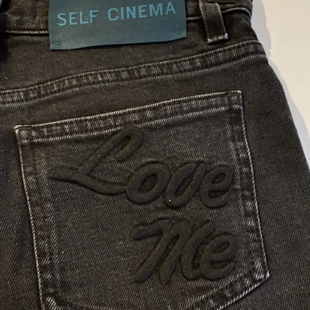 Ett par svarta jeans ifrån self cinema i storlek 24🖤 aldrig använda. Jag är 162cm lång som referens! Köparen står för frakten!. Jeans & Byxor.