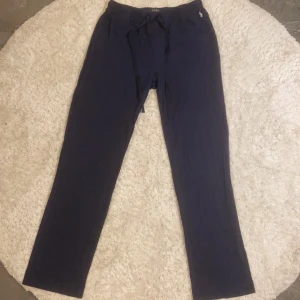 Polo Ralph Lauren - Säljer ett par mörkblå pyjamasbyxor från Polo Ralph Lauren i storlek S.