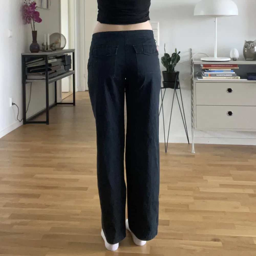 Supercoola byxor från esprit. Säljer då de personligen är för korta för min smak (jag är 172 cm lång). Jeans & Byxor.