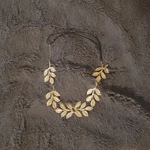 💕Ett gulkigt litet guld löv halsband, köpt ifrån H&M nå år tillbaka och använt bara en gång💕