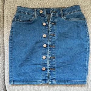 Jeans kjol - Jätte fin jeans kjol, märke noisy may. 