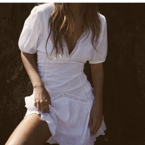 Zara klänning  - Jätte fin kläning från zara helt oanvänd med prislap kvar💕 OBS! Klänningen har en liten skada, se bild 3. 