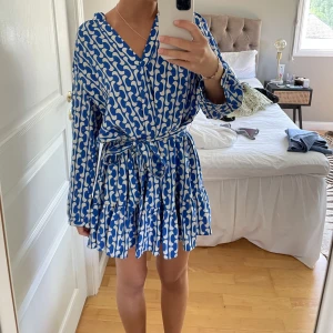 Klänning zara - Superfin klänning från zara, använd en gång så superfint skick! Storlek XS men passar absolut S oxå