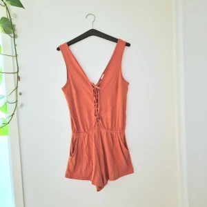 Playsuit/romper - Glow i denna gyllenorangea playsuiten i sommar 🐿 Snörning fram i bysten. Stlk s/ ca 36