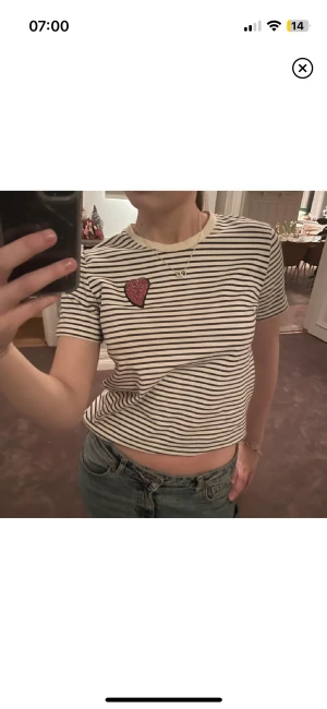 maje t shirt - jättefin randig t shirt från maje med. strass hjärta på. en av stenarna sitter lite snett men det går att trycka tillbaka den.🥰