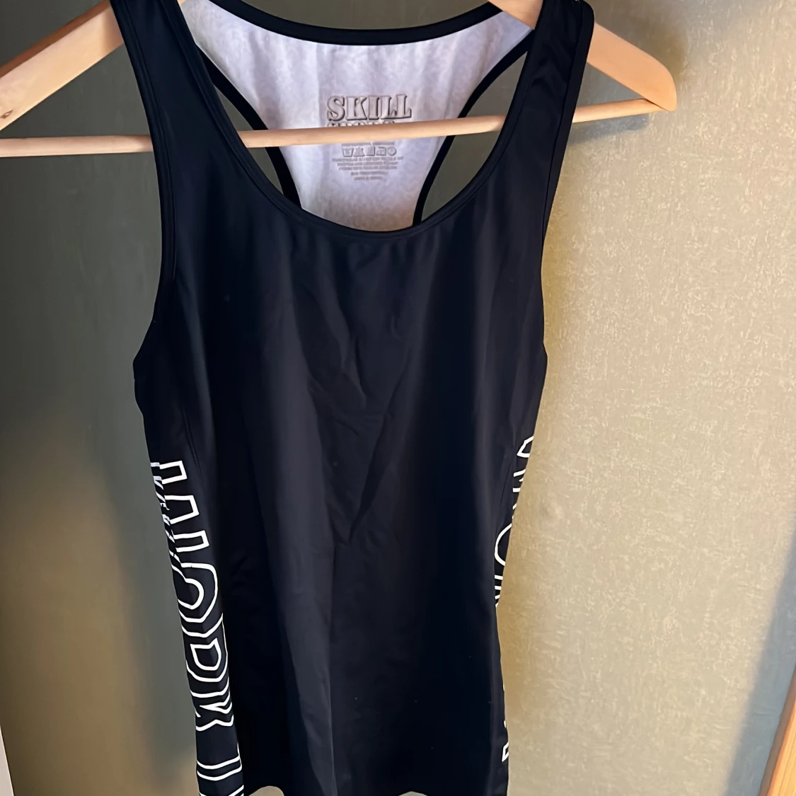 Svart träningslinne passar S/M