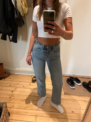 Jeans & Other Stories - Jeans i ljus tvätt, avklippta nedtill. 