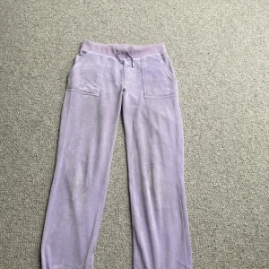 Ljuslila juicy byxor - Här är ett par lila juicy byxor. Det saknas en av de silvergrejerna där fram. Sen har dem en liten fläck som är enkel att tvätta bort med lite tvål❤️de är lite uttöjda då de kan vara storlek s också men annars xs❤️❤️❤️