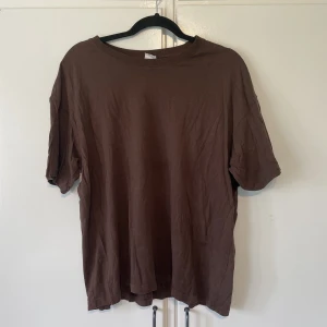 T-shirt  - T-shirt i storlek L. Använd enstaka gång  40 kr + frakt 🥰