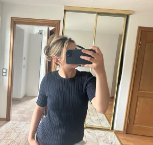 Snygg tröja!! - Super snygg ribbad marinblå tröja!! Så så fin har bara inte kommit till användning💕I strl M men passar även för S