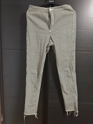 Hög midja  - Som ni ser på bilden  Köper man fler saker så kan jag samfrakta 