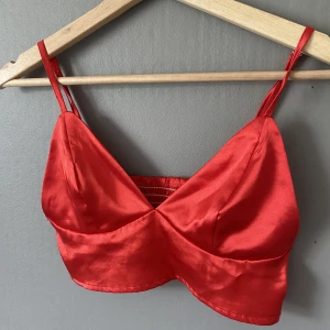 Röd kort topp  - En röd väldigt kort topp i siden material, den är i stl xs/xxs ❤️