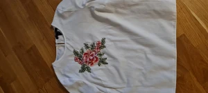 Söt vit blus. - Söt blus med brodyr på bröstet. Alla mina plagg är hela och rena. Även djur och rökfritthem
