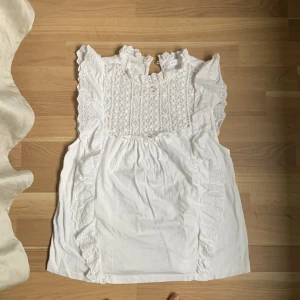  Vit topp- Mango   -  detta skick på plagget är mycket bra samt kvaliteten som kommer i ett mycket skönt material. Passformen är lite mer pösigare av sig en väldigt tajt men jag skulle ändå säga att det är fint