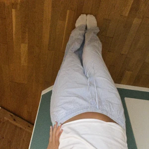 Perfekta randiga pyjamasbyxorna - Så fina ljusblå randiga pyjamasbyxor. Säljer för att jag har ett par till liknande! Passar på mig som är 38 o 175 och funkar för kortare.