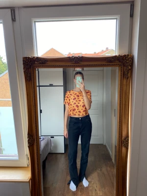 Gul mesh topp - Söt gul och blommig mesh topp, har kunnat ha denna till flera olika tillfällen och passar till mycket! 💕