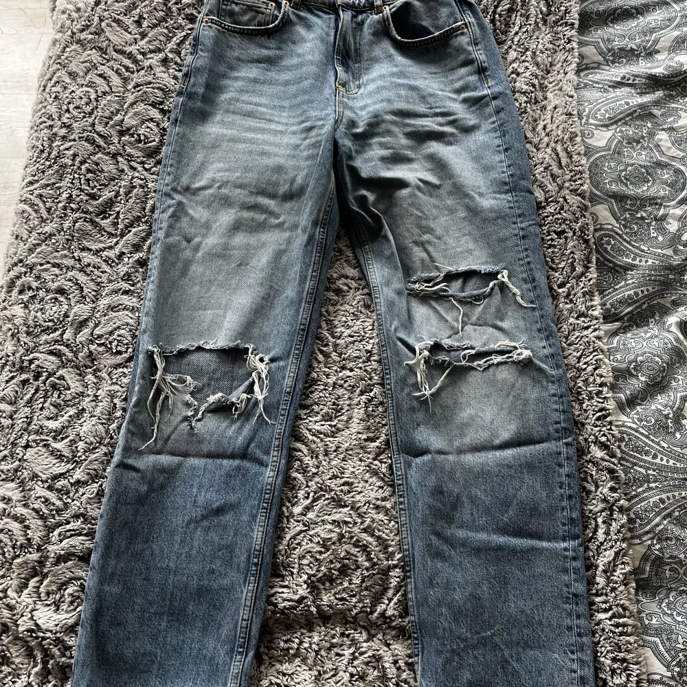 Fina jeans med hål i från Gina, endast andvända en gång, skriv privat för mer bilder. Jeans & Byxor.