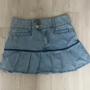 Jeans kjol  - En jeanskjol. aldrig använd 